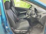 運転席と助手席は前方の視界が広く、周囲を確認しやすいレイアウトです。シートやドア内張りは落ち着いた色合いで、乗り降りしやすい開口部も日々の使用にうれしいポイントです。