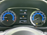 左右に配置されたメーターと中央の表示部で、運転に必要な情報をまとめて確認できます。文字や目盛りが見やすく、走行前の確認から日常の運転まで、状況を把握しやすい計器まわりです。
