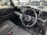 運転席まわりは前方の視界が広く、メーターやセンターディスプレイも目に入りやすい配置です。シートには模様があしらわれ、足元までゆとりを感じる空間で、毎日の運転にもなじみやすい印象です。