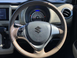 手になじみやすい形状のステアリングに、手元で選べるスイッチを備えています。運転姿勢を保ちながら必要な操作を行いやすく、日々の移動をサポート。握りやすさにも配慮された運転席まわりです。