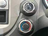 寒い冬も暑い夏も全席に快適な空調を届けてくれる、ダイヤル式エアコンを装備♪