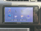 ラジオやiPod、USBなど複数の音源を選べる画面を備えています。表示項目が一覧で見やすく、使いたい音源を選びやすいため、毎日の移動を快適に過ごせます。