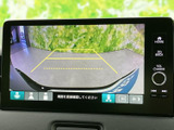 後方の映像に目安となるガイド線が表示され、駐車時の距離感や進路を確認する助けになります。画面の切り替え項目もあり、状況に応じて確認しやすい仕様です。