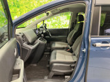 前席は落ち着いた色合いでまとめられ、運転席から前方を見渡しやすいレイアウトです。シートと足元にゆとりがあり、助手席の方もくつろぎやすい空間で、日々の移動を支えます。