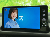 テレビ映像を画面で楽しめる装備です。停車中の待ち時間に番組を視聴でき、画面上の操作ボタンも確認しやすい配置。お出かけ先での待機時間を過ごす際にも役立ちます。