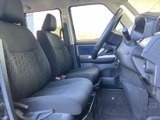 前席は視界が広く、運転席と助手席の間にもゆとりを感じるレイアウトです。座面と背もたれには模様が入り、落ち着いた色合いで日々の乗り降りにもなじみます。