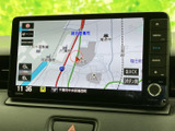 道路や周辺施設が地図上に表示され、現在地を確認しながら目的地までのルートを把握できます。縮尺変更やメニュー選択も画面上で行え、外出時の道順確認に役立ちます。