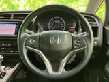 手元に複数のスイッチを備え、運転姿勢を保ちながら各種機能にアクセスしやすい仕様です。メーターも視界に入り、走行中の情報確認と操作をサポートします。