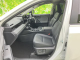 明るさを感じる室内で、運転席から前方を見渡しやすいレイアウトです。シートにはゆったりと座れる形状が採用され、センターまわりも手の届きやすい位置にまとまっています。