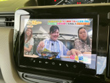 テレビ番組を画面いっぱいに表示でき、停車中の待ち時間も映像を楽しみながら過ごせます。画面が見やすく、日常のお出かけ先で休憩する際にも便利にご活用いただけます。