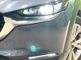 【LEDヘッドライト】悪天候や夜間走行時も良好な視界を確保し安心して運転できる高輝度LEDヘッドライトを装備!点灯速度が早く、消費電力も抑えられています。