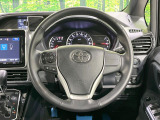 【純正革巻きステアリング】上質な革を使用することで、手にしっかり馴染みとても運転しやすいハンドルです♪