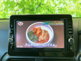 テレビ映像を楽しめる画面を備えており、停車中の休憩時間にも活用できます。表示内容は画面から確認しやすく、車内で過ごすひとときに便利な装備です。