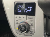 【オートエアコン】一度お好みの温度に設定すれば、車内の温度を検知し風量や温度を自動で調整。暑い&hellip;寒い&hellip;と何度もスイッチ操作をする必要はありません。快適な車内空間には必須の機能ですね♪