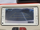 後方の様子を画面で確認でき、駐車時や車庫入れの際の周囲確認をサポートします。画面には目安となるガイド線も表示されるため、後退時の位置合わせに役立つ便利な装備です。