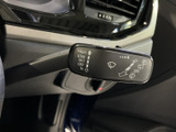 レバー上に操作内容が表示されており、必要な設定を確認しやすい造りです。運転席から手元で扱えるため、天候の変化に合わせた操作にも役立つ便利な装備となっています。