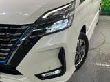【LEDヘッドライト】悪天候や夜間走行時も良好な視界を確保し安心して運転できる高輝度LEDヘッドライトを装備!点灯速度が早く、消費電力も抑えられています。