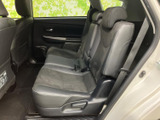後席には複数人が並んで座れるシートとヘッドレストが備わり、同乗者それぞれがくつろぎやすい空間です。ドア側から乗り降りしやすく、足元にもゆとりを感じられる室内です。