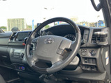運転席まわりは前方を見渡しやすく、メーターや画面も視線を移しやすい位置にまとまっています。座席にはゆったりと腰掛けられ、日々の移動も落ち着いて過ごせる空間です。