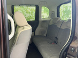 後席は窓が大きく、車内に明るさと開放感をもたらします。座面にゆとりがあり、ヘッドレストも備わるため、家族や友人との移動でも落ち着いて過ごせる空間です。