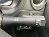 表示が見やすく、ウインカーやライト類の操作に使うレバーです。運転席から手を伸ばしやすい位置にあり、操作内容を確認しながら扱えるため、日常の運転に便利です。