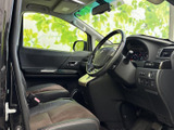 運転席まわりはメーターや各部の配置が見渡しやすく、前方視界も広々。ゆとりあるシートと落ち着いた色調の室内で、毎日の移動を快適にお過ごしいただけます。