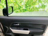 ドアまわりに窓やミラーの操作スイッチがまとめられ、運転席から確認しやすい配置です。窓の開閉など日常的に使う機能に手が届きやすく、乗り降りの際にも便利です。