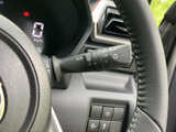 レバー上の表示が見やすく、必要な操作を確認しやすい配置です。運転席から手を伸ばしやすい位置にまとまり、日常の運転で使うスイッチ類も周辺に集約されています。使い勝手に配慮された装備です。