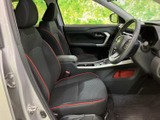 運転席まわりまで見渡しやすく、座った際には前方の視界を確保しやすいレイアウトです。赤いパイピングがアクセントのシートは、乗り降りの際にも目を引きます。
