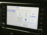 オーディオソースを画面上で選べる構成で、AM・FMやBluetoothなどの項目が並びます。タッチ画面と周囲のボタン・ダイヤルで選択でき、日常の音楽や情報確認に便利です。