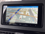 地図を立体的に表示し、周辺の道路や施設の位置関係を把握しやすい画面です。現在地や案内ルートを見ながら目的地へ向かえるので、初めての道でも心強い装備です。