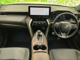 運転席まわりは前方の見通しがよく、座った際に各部を見渡しやすいレイアウトです。シートの形状やセンターコンソールも目に入り、毎日の移動を落ち着いて過ごせます。