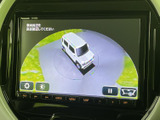 車両を上から見たような映像で、周囲の状況を画面上から確認できます。駐車時や狭い場所での取り回しに役立ち、目視確認を補助する装備として日常の運転をサポートします。