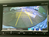 車両後方の様子をモニターで確認でき、黄色のガイド表示も目安にしながら駐車をサポートします。周囲の状況を目で確かめる際に便利で、駐車時の安心感につながる装備です。