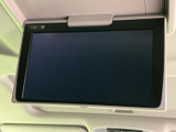 狭い場所での駐車も安心。後方の状況をクリアに映し出し、安全な運転をサポートします。バック時の接触事故のリスクを軽減します。
