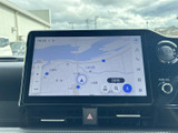 現在地や周辺の道路を画面上で確認でき、目的地までの道順を調べる際に便利です。表示された地図を見ながら、行き先の設定やルート確認に活用いただけます。