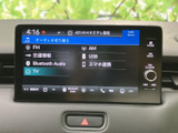 オーディオの選択画面には、FMやAM、USB、Bluetooth Audioなどの項目が並びます。使いたい音源を画面から選びやすく、移動中の音楽やラジオを楽しむ際に便利です。