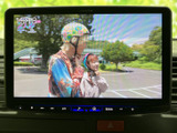 大きく見やすい画面で、停車中には映像やテレビを楽しめます。操作ボタンも画面下にまとまり、必要な項目を確認しやすい配置です。日常の待ち時間にも便利にお使いいただけます。