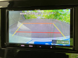 後方の様子を画面で確認でき、駐車時の周囲確認をサポートします。ガイド線も表示されるため、車庫入れや狭い場所での駐車時に、後方との距離感をつかみやすい装備です。