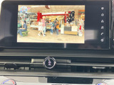 画面でテレビ番組を楽しめる装備を備えています。停車中の待ち時間や休憩のひとときに映像を視聴でき、車内で過ごす時間をより楽しく過ごせます。見やすい位置に画面が配置されています。