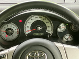 速度やエンジン回転数などを確認できるメーターが、運転席前方にまとまって配置されています。各計器と表示が見渡しやすく、運転中の情報確認をサポートします。