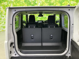 荷室側から室内を見渡せ、前席の背面や後方のスペースを確認できます。荷物の積み下ろしや乗車前の準備がしやすい、見通しのよい空間です。