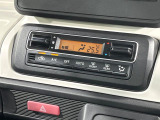 【オートエアコン】一度お好みの温度に設定すれば、車内の温度を検知し風量や温度を自動で調整。暑い&hellip;寒い&hellip;と何度もスイッチ操作をする必要はありません。快適な車内空間には必須の機能ですね♪