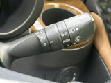 レバーに表示されたマークから各操作の位置を確認しやすく、運転中も手元で扱いやすい設計です。灯火類の操作を手元で行えるため、日常の運転に便利です。
