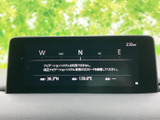 方角や現在地の緯度・経度を画面で確認できます。ナビゲーション用SDカードが未装着の状態も表示されており、目的地までの案内に必要な準備を把握しやすい表示です。