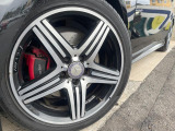 ●純正アルミホイール:輸入車ならではの卓越した走りを支えるホイールと足回りです!日本車の走りに慣れている方にもぜひ体感して頂きたいほど、高いレベルでまとまっています!