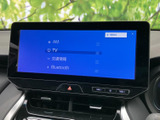 AMラジオやテレビ、交通情報、Bluetoothなどの項目が一覧で表示され、使いたい音源を選びやすい画面です。メニューを見ながら切り替えられ、日々の移動時間に合わせて活用できます。