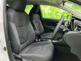 前席は身体を預けやすい形状で、運転席からの視界も確保されています。落ち着いた色合いのシートとすっきりした室内で、毎日の移動も快適にお過ごしいただけます。