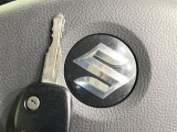 【キーレス】少し離れた場所からでもボタン一つでドアの開錠・施錠ができるのでとっても便利!ドアの鍵穴周りに傷をつけることもありません♪