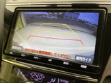 後方映像にガイドラインが表示され、駐車時に車両周辺の様子を確認する目安になります。画面上で進路を把握しやすく、車庫入れや駐車の際に役立つ装備です。周囲を直接確認しながら、落ち着いて操作できます。